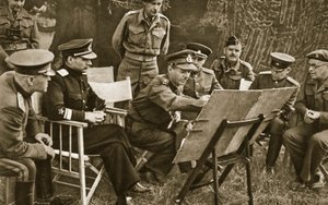 Il tenente generale Dempsey, comandante della Seconda Armata britannica, spiega agli ufficiali sovietici la situazione sul fronte occidentale, 1944 da English Photographer